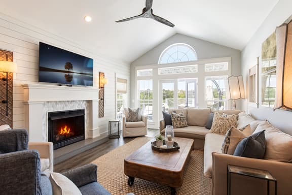 My Beach Alibi, Lakefront Home, Priv Pool & Beach - Image 1